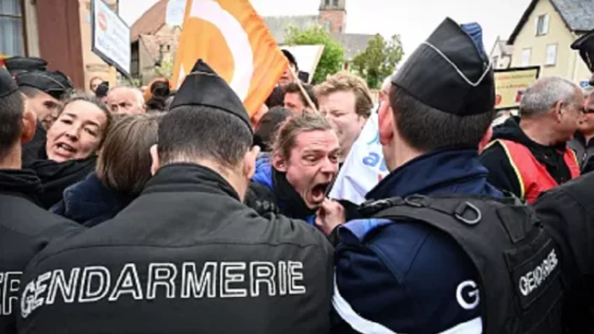 Policia ndalon turmat e protestuesve gjatë vizitës së Macron në lindje të Francës