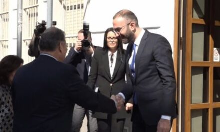 Gabriel Escobar takohet me Enkelejd Alibeajn