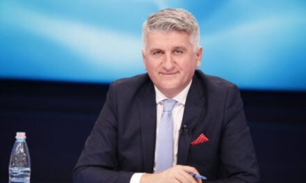 “Kavaja, ‘Meka e demokracisë’”/ Gjekmarkaj ironizon deklaratat e Berishës: Meka është e shquar për besimin, por…