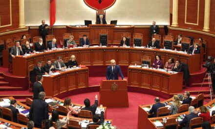 Kush e stimulon largimin e brezit të ri/ Vetingu në politikë nevojë emergjente
