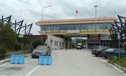 Emigrantët braktisin politikanët!