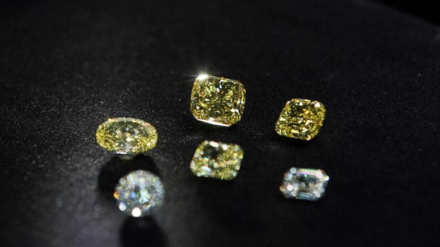 Sanksionet e Mbretërisë së Bashkuar ndalojnë metalet ruse, përfshirë diamantet