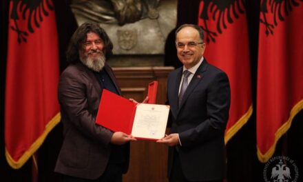 Presidenti Begaj dekoron me titullin “Mjeshtër i Madh” piktorin e njohur Helidon Haliti