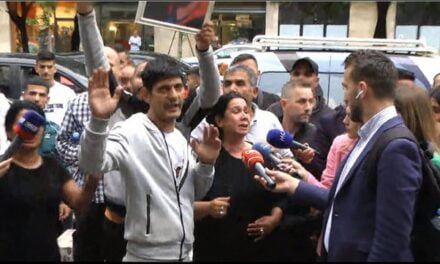 “I thyen këmbët dhe dhëmbët”, familjarët e Jani Rustemaj në protestë: Është dhunuar, duam drejtësi për djalin