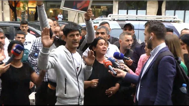 “I thyen këmbët dhe dhëmbët”, familjarët e Jani Rustemaj në protestë: Është dhunuar, duam drejtësi për djalin