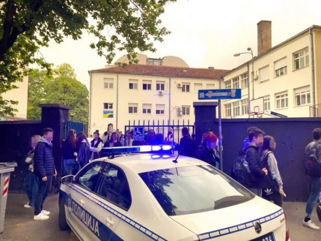 Panik në një shkollë në Serbi, i riu kërcënon se do vrasë gjithë klasën dhe mësuesit