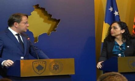 Varhelyi i prerë në takimin me Vjosa Osmanin: Kosova dhe Serbia të zbatojnë të gjitha marrëveshjet