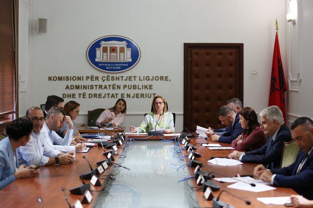 Deputetët kritikojnë draftet e qeverisë dhe kërkojnë rritje për pagat e tyre