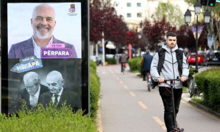 Celibashi urdhëron heqjen e posterave elektoralë