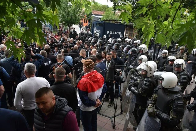 Protestuesit në Zveçan nuk lejojnë kalimin e automjeteve të Policisë së Kosovës