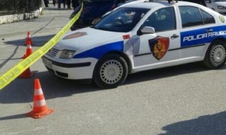 Tiranë/ Përplasen dy makina, humb jetën i mituri që ishte në rrugë