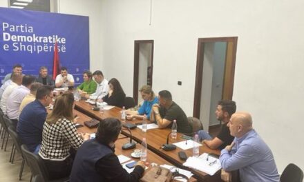 PD mbledh kryesine e saj, Gaz Bardhi mungon ne mbledhje