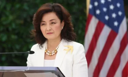 Spila e dallëndyshes, mesazhi i fshehur në veshjen e Yuri Kim në fjalimin e lamtumirës