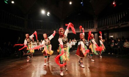 FOTO/ Ansambli Tirana, shpërthyes në Gjirokastër: Me vallet kult në Festivalin Folklorik Kombëtar