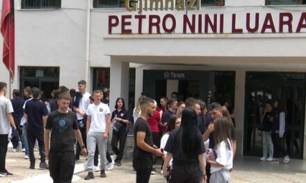 Në 5 vite, 7 mijë maturantë më pak në provime