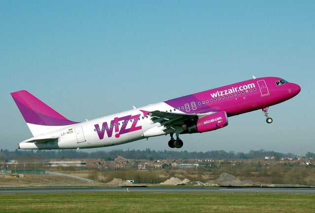 “Wizz Air” nuk u ndahet skandaleve, braktis në aeroportin e Barit delegacionin kalabrez që do vinte në Shqipëri