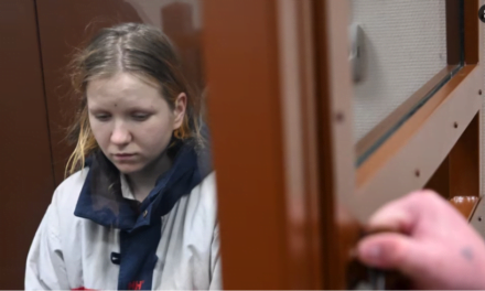 Rusia ia zgjat paraburgimin të dyshuarës për vrasjen e blogerit pro-Kremlinit