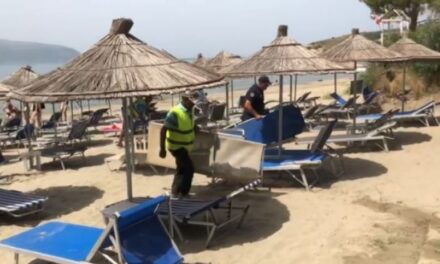 Ishin vendosur në hapësira publike, sekuestrohen 836 shezlonge në zonën e Porto Romanos