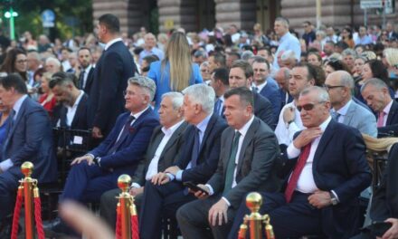 FOTOT: Të gjithë në shesh për Bill Clinton, me përjashtim të Metës, Berishës e “Foltores”