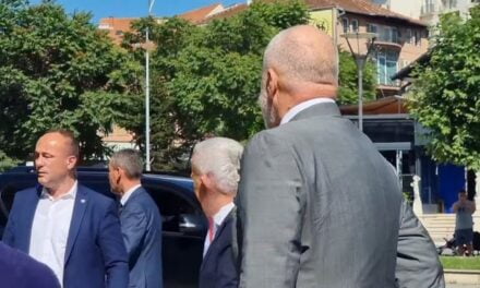 VIDEO/ Një qytetar në Prishtinë e quan tradhtar Ramën, ja si reagoi kryeministri