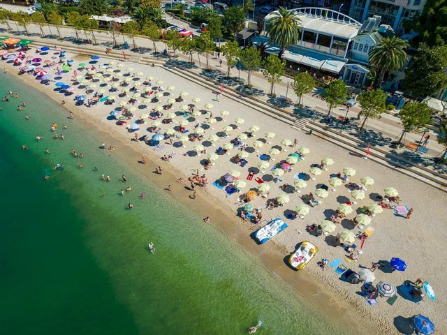 Ministrja Turizmit: Saranda, modele e plazhit publik për pushuesit