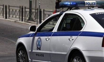 E rëndë/ Shqiptari vetëvaret me çarçaf brenda komisariatit grek