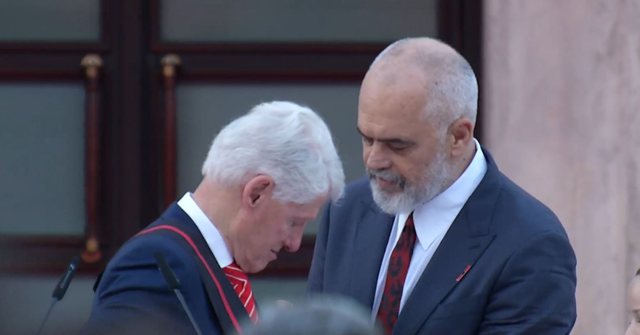 Rama i dhuron ish-presidentit Bill Clinton “Yllin e Mirënjohjes”