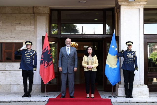 Vjosa Osmani “provokon” Albin Kurtin, poston foto me Ramën: Forcimi i bashkëpunimit mes dy shteteve tona është në të mirë të qytetarëve tanë