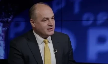 Enver Hoxhaj: Albin Kurti në opozitë fliste për bashkim kombëtar, sot nuk takon Ramën