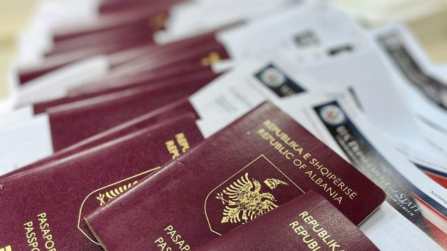 721 shqiptarë hoqën dorë nga nënshtetësia – Dominon grupmosha e re, por rriten ndjeshëm të huajt që morën pasaportën shqiptare