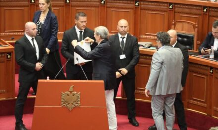 Tensione në seancën e fundit parlamentare