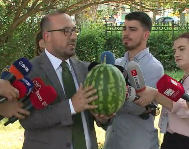 Deputeti i PD, me shalqi me vete në Parlament: Nga brenda shalqirit nxjerr një kastravec