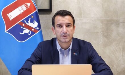 Kërcënuan se do reduktonin autobusët, Veliaj iu përgjigjet shoqatave të transportit publik: Kush nuk del në punë, humbet automatikisht licencën