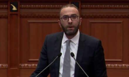 Gaz Bardhi: Kemi 3 njerëz sot në arrati qe i paguajme. BE e ka kapur në vjedhje, ky i jep mend se çfarë duhet të bëjë