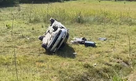 Makina del nga rruga dhe përmbyset në tokën bujqësore, shoferja përfundon në spital