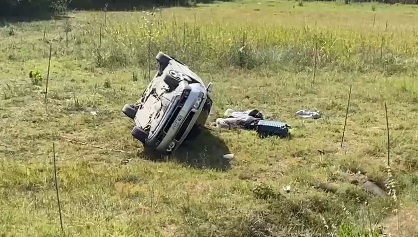 Makina del nga rruga dhe përmbyset në tokën bujqësore, shoferja përfundon në spital