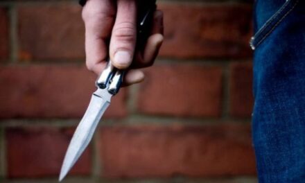 Plagoset me thikë 48-vjeçarja në Tiranë, arrestohet autori