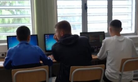 2 mijë e 500 bursa për të rinjtë që zgjedhin arsimin profesional në Shqipëri