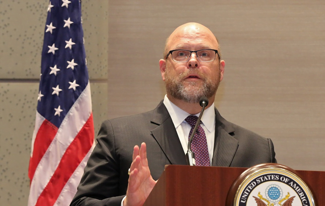 Ambasadori amerikan në Kosovë: Kërkesat e SHBA-së nuk janë presion