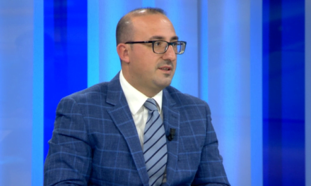 Deputeti demokrat: Jemi bërë qesharakë! Berisha dhe Basha kanë qenë molla e sherrit për ndarjen e demokratëve