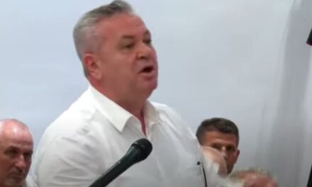 “Bardhi ngjall pasiguri”, Murrizi shpërthen në mbledhje: Ç’vlerë ka Flutura Açka me 1100 veta, kush është Oriola Pampuri? Vulën na e ka marrë SHBA