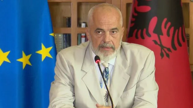 Zjarrfikësit shqiptarë luftojnë me zjarret në Greqi, reagon Rama