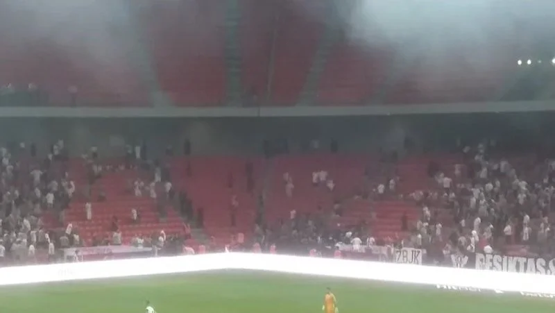 Plas sherri në ndeshjen Tirana-Beshiktash, arbitri ndërpret takimin
