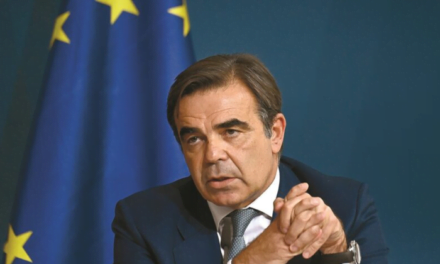 Nënkryetari grek i KE-së i ankohet Varhelyi-t: Shqipëria të përballet me pasoja për rastin Beleri