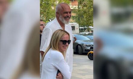 FOTO/ “Çunat e Vlorës” i sajojnë një surprizë të fundit Giorgia Melonit