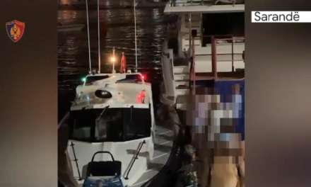 Humbën orientimin gjatë natës në plazh, policia u vjen në ndihmë katër turistëve spanjollë