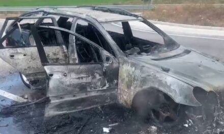 Përfshihet nga flakët makina në Vlorë, shkrumbohet plotësisht, nuk ka të lënduar