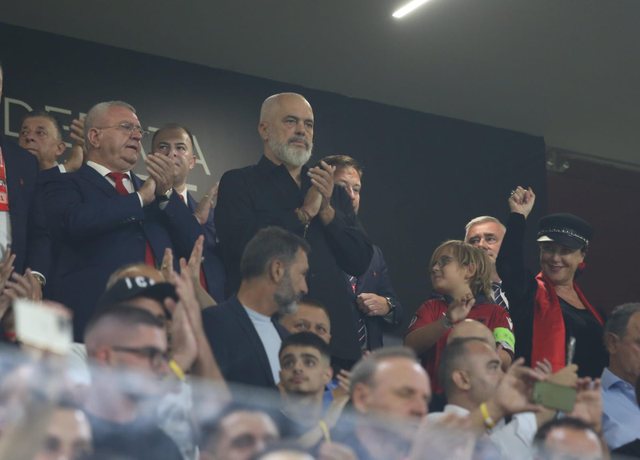 FOTOT/ Edi Rama në stadium me Lindën dhe Zahon