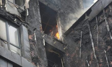 Zjarri te pallati në Tiranë, shoqërohet në polici administratori dhe mjeku që banonte në katin e fundit!
