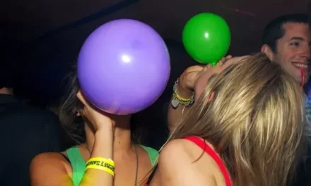 “Shkakton të qeshura, eufori dhe çorientim”, çfarë janë “tullumbacet” me oksid azoti që po helmojnë të rinjtë nëpër lokale